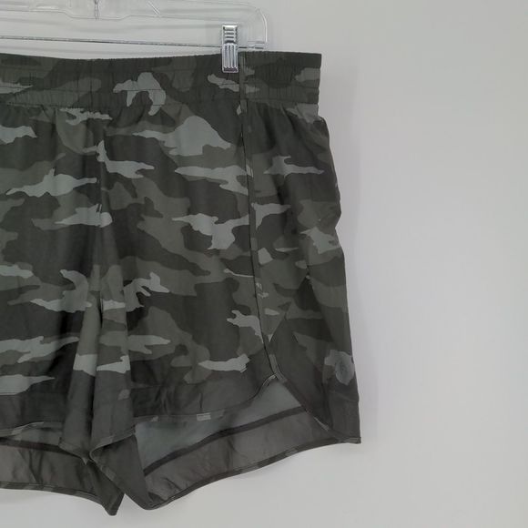 Athleta Women's Printed Mesh Racer Run Short 4" Size 1X Camo Print Stretch - Picture 4 of 13